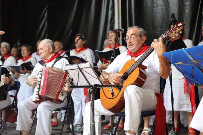 Recital de jotas por el Día de las Personas Mayores de San Fermín