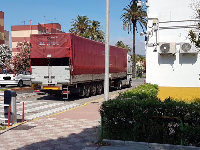 Camión incautado a narcotraficantes en la puerta de la Comandancia de Algeciras