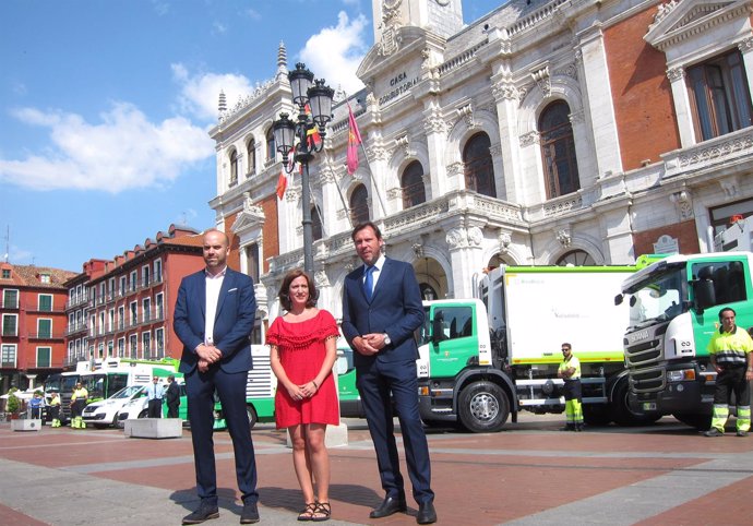Puente, María Sánchez y el representante de Scania con los nuevos vehículos 13-7