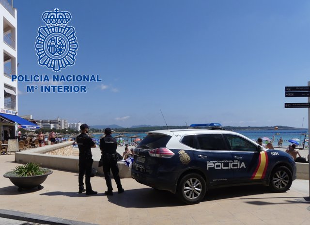 Un equipo de la Policía Nacional, en la playa de s'Illot.