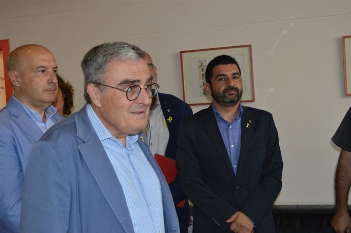 En primer plànol, Àngel Ros i Chakir  El Homrani