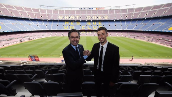 El presidente del FC Barcelona, Josep Maria Bartomeu, con Clément Lenglet