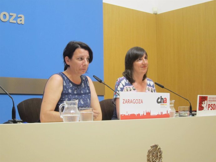 Leticia Crespo, de CHA, y Lola Ranera, del PSOE en el Ayuntamiento de Zaragoza
