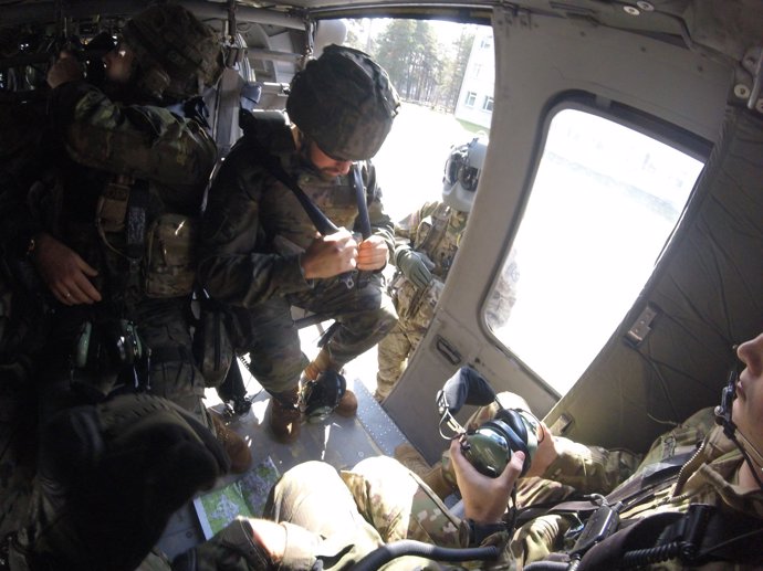 Militares de la BRI X en un helicóptero durante el despliegue en Letonia