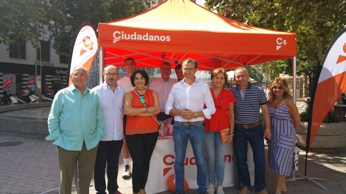 Dorado (centro) con dirigentes de Cs de Córdoba