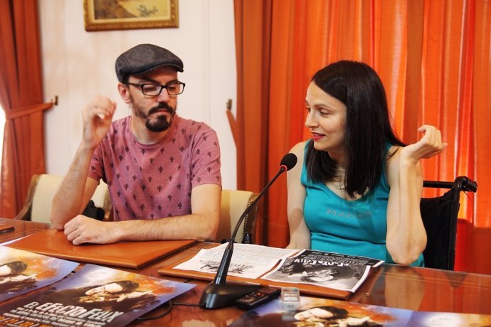 El mago Paco González y la concejal María Eugenia Cabezas