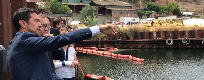 El conseller Damià Calvet en una visita a Flix
