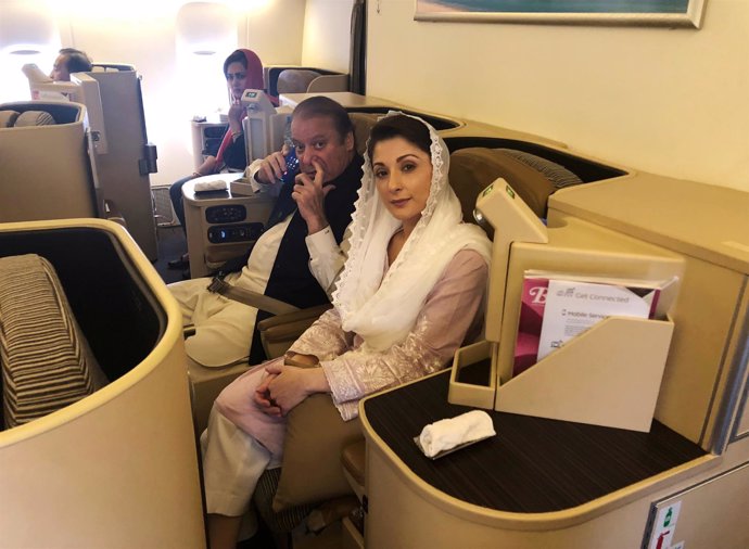 Nawaz Sharif y su hija Maryam en el avión de regreso a Pakistán