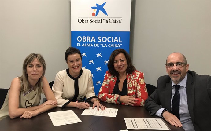 Firma del convenio de colaboración entre Cruz Blanca y Obra Social 'la Caixa'