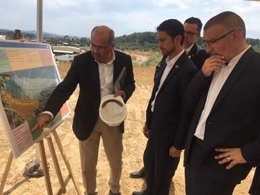 Calvet visita les actuacions de millora ambiental d'Ercros a Flix