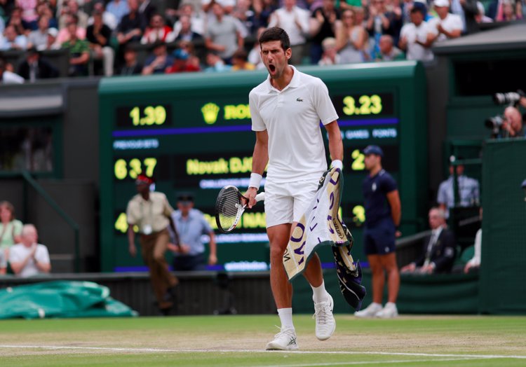 Nadal sucumbe bajo techo ante Djokovic y se queda sin final de Wimbledon