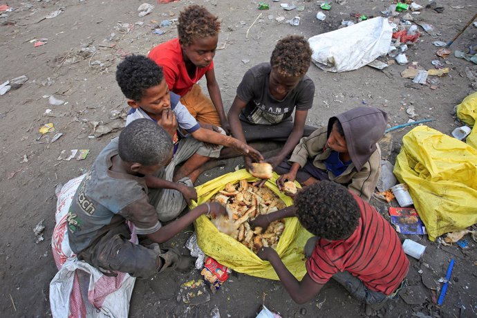 Niños comen pan cogido de la basura en Hodeida