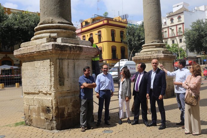 Trabajos de conservación en las columnas de la Alameda de Sevilla