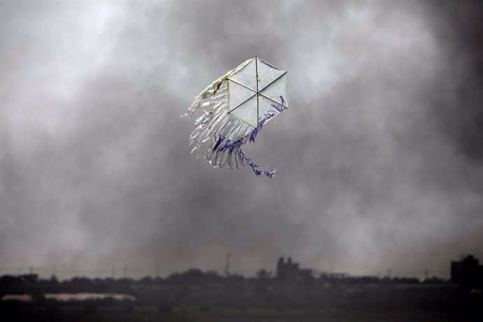 Cometa volando durante las protestas en la Franja de Gaza