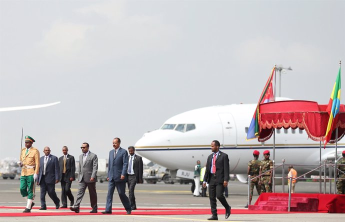 Isaias Afwerki llega a Etiopía recibido por el primer ministro Abiy Ahmed