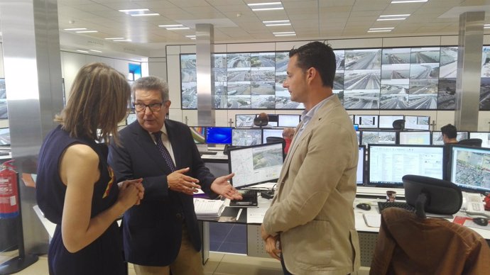 Visita del subdelegado del Gobierno en Sevilla al Centro de Gestión de Tráfico