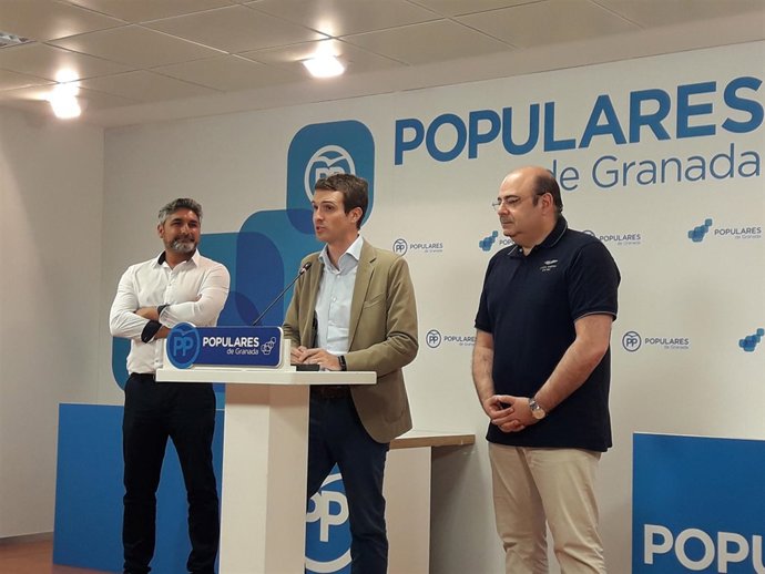El candidato a la Presidencia del PP, Pablo Casado, en la sede del PP de Granada