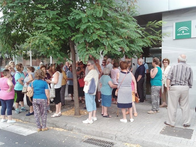Mayores se manifiesta para que se mantenga abierto el centro del Cerro 