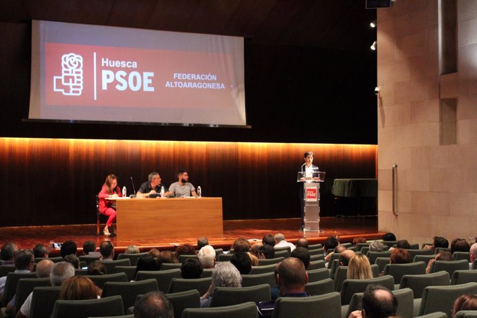Luis Felipe interviene ante el Comité Provincial del PSOE del Alto Aragón