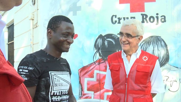 Felix Sesay con un delegado de Cruz Roja