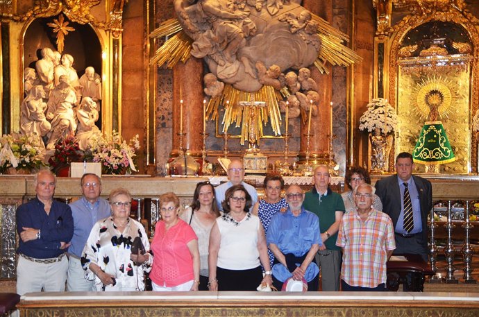 La Unión Vecinal Cesaraugusta realiza una ofrenda floral a la Virgen del Pilar