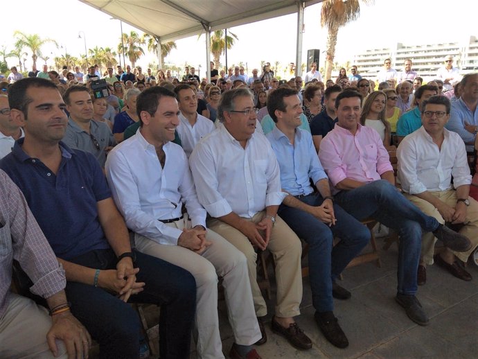 Juan Ignacio Zoido junto a Pablo Casado en Roquetas de Mar