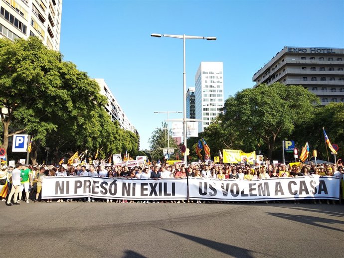 Capçalera de la manifestació per demanar la llibertat dels presos sobiranistes