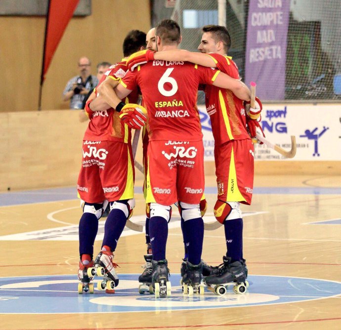 La selección española de hockey sobre patines celebra un gol