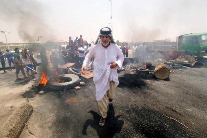 Manifestantes iraquíes en Basora contra la falta de servicios