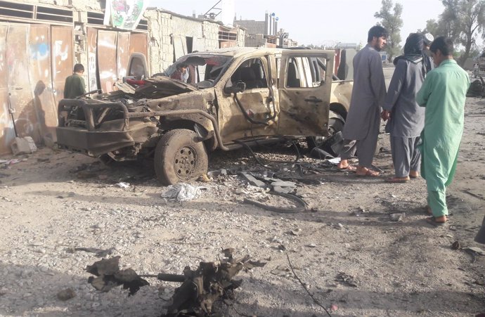 Civiles afganos en uno de los lugares atacados por talibán en Fará