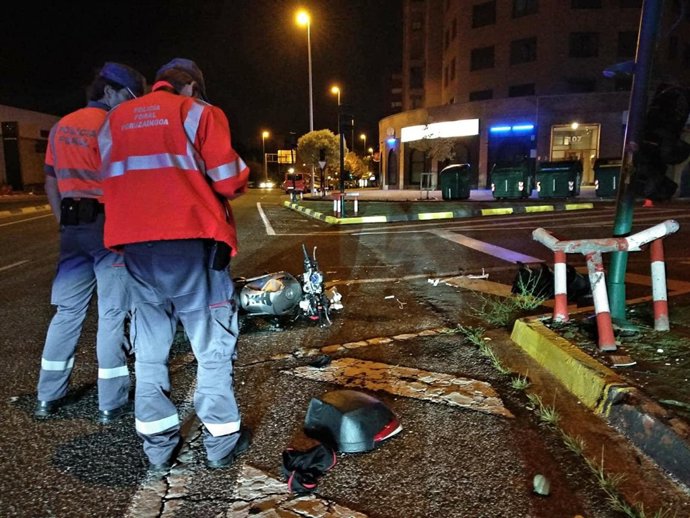 Fallece un motorista al chocar contra una farola en Cordovilla