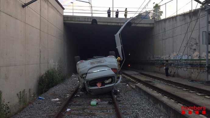 Un coche cae a las vías del tren en Vic 