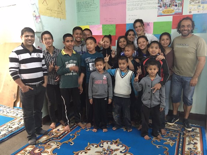 Carlos Pauner con beneficiarios de su fundación en Nepal