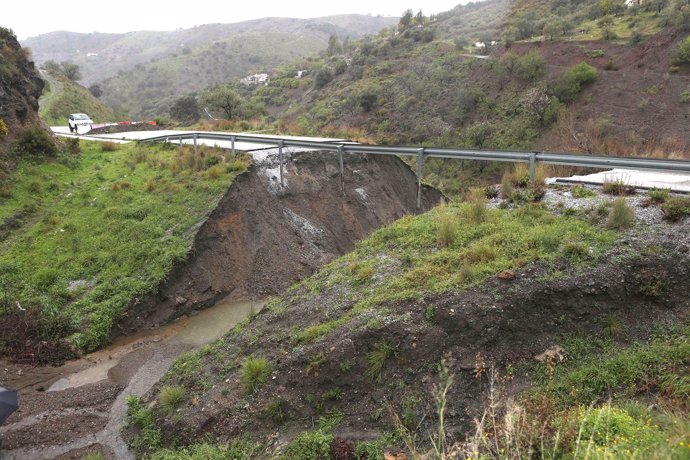 Carretera afectada por temporal en Málaga MA-4108 Salares-Archez hundida