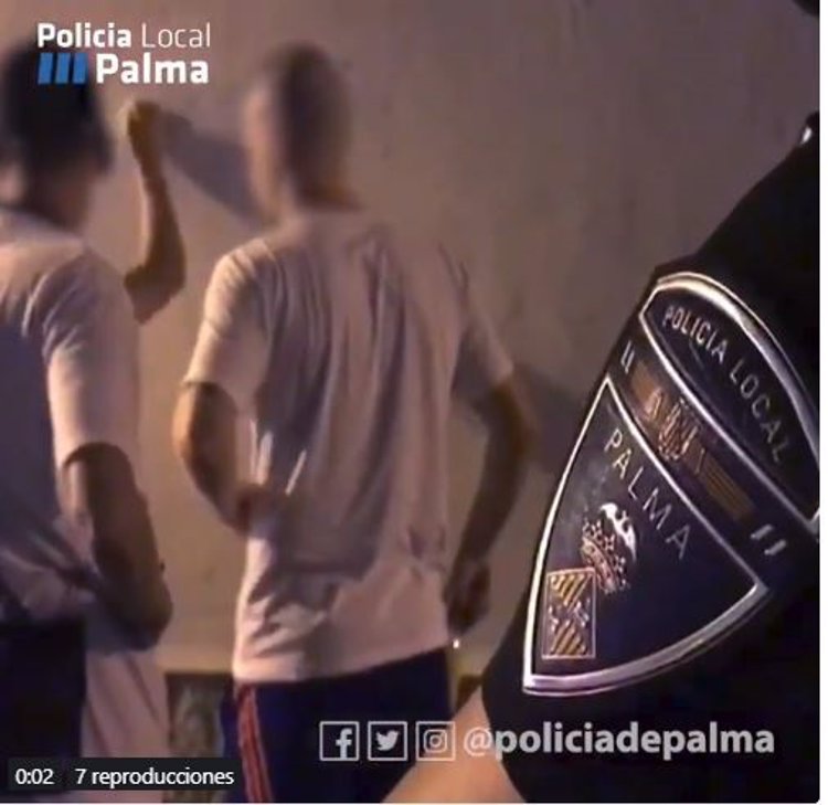 La Policía le sorprende firmando un graffiti en la pared y accede a reparar los daños ocasionados