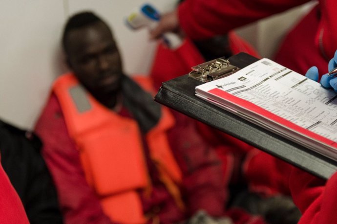 Cruz Roja atendiendo a las personas migrantes