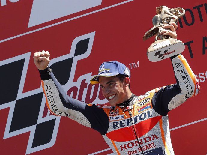 Marc Márquez, con su trofeo de ganador en el GP de Holanda