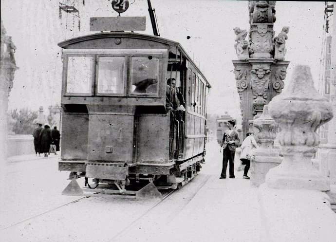 Tranvía 24 a su paro por el Puente de Toledo 1905