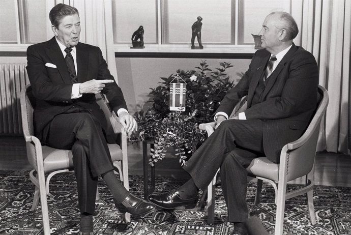 Ronald Reagan y Mijail Gorbachov