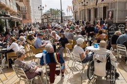 Turistas en terrazas