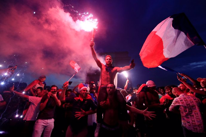 Disturbios en los Campos Elíseos en París tras ganar Francia el Mundial