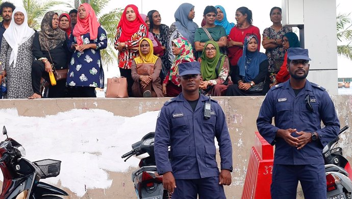 Policías de Maldivas frenta a la sede del partido opositor MDP