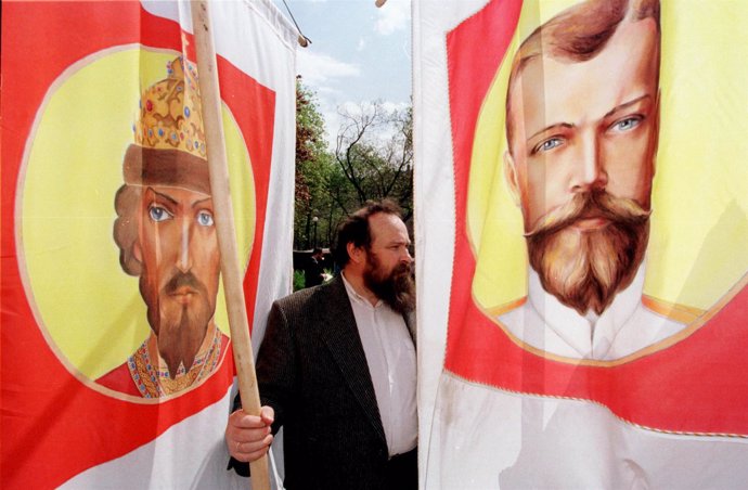 Un hombre con una pancarta con la efigie de Nicolás II, último zar de Rusia