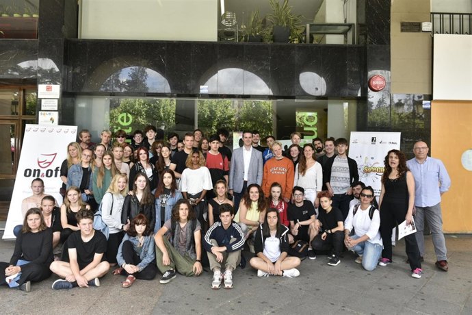 Imagen de Azcona con los jóvenes