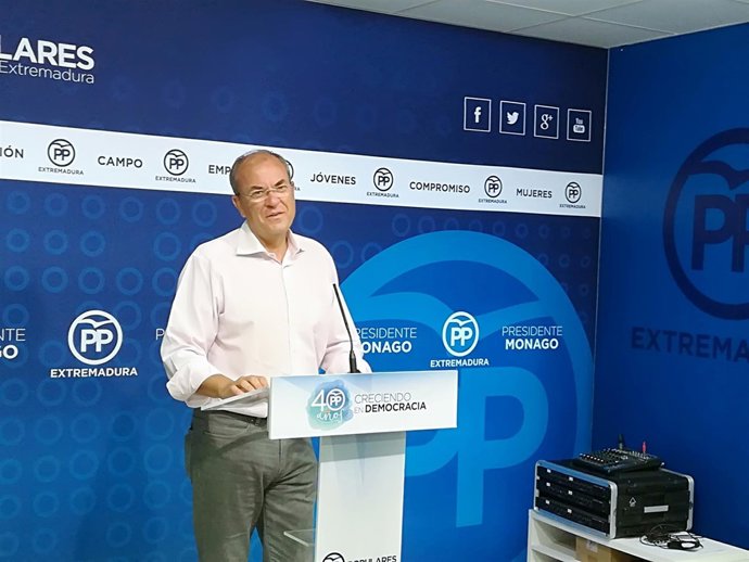 Monago en rueda de prensa este lunes en Mérida