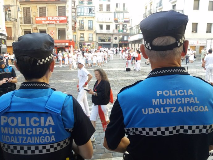 Agentes de la Policía Municipal en Pamplona.