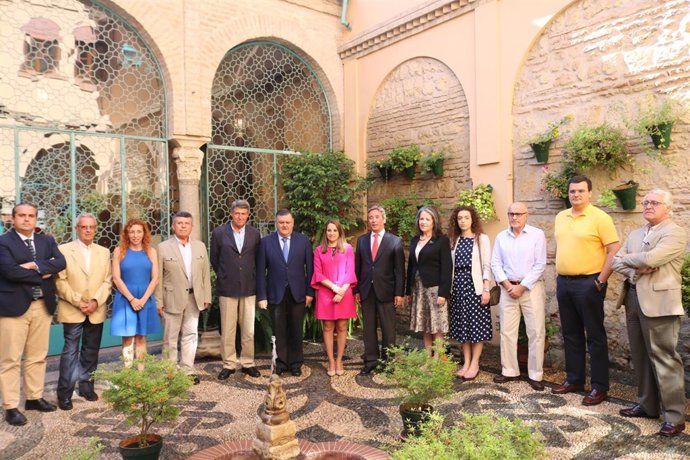 Ruiz y Zurera (centro), junto a responsables del sector de la aceituna