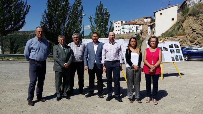 Soro visita los trabajos de mejora del firme en la A-1701, en Nogueruelas