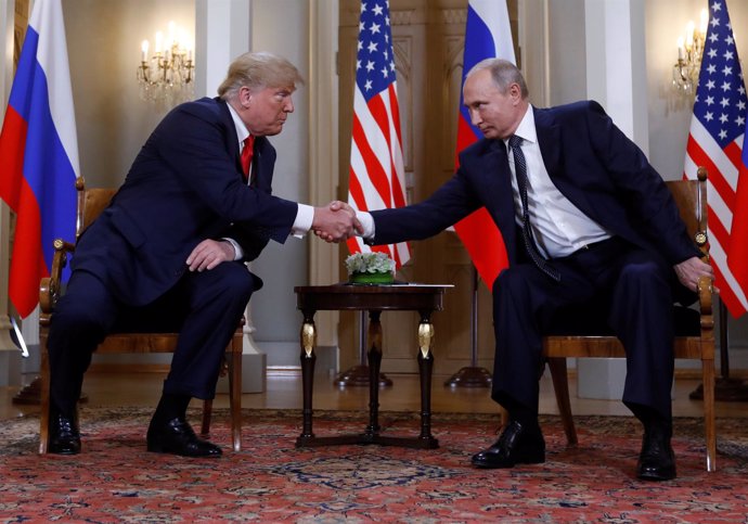 Trump y Putin se saludan en el palacio presidencial de Helsinik