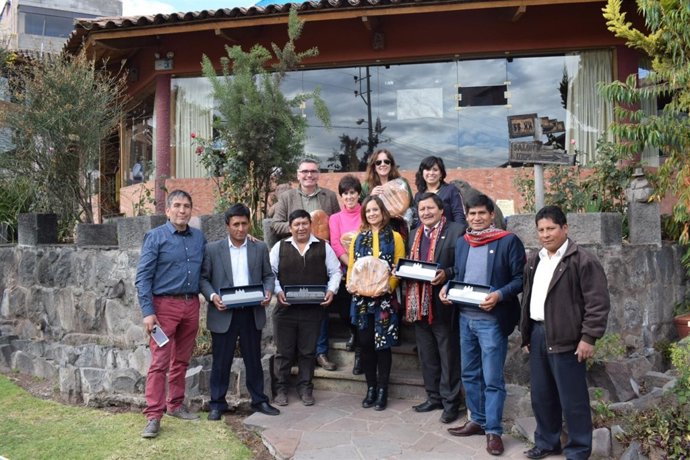 Guijarro (centro), durante uno de los encuentros en Perú